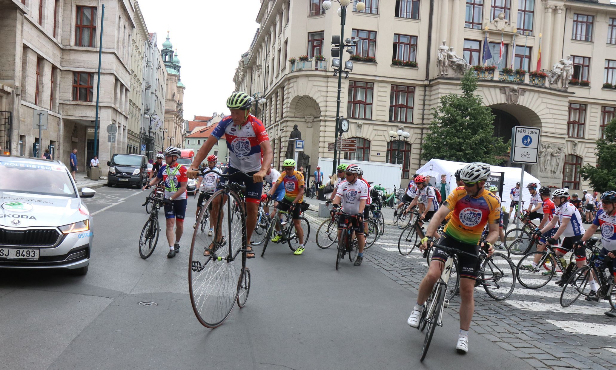 Josef Zimovčák takto vyjížděl od pražského magistrátu 9. června 2021 na další část dobročinné cyklotour
