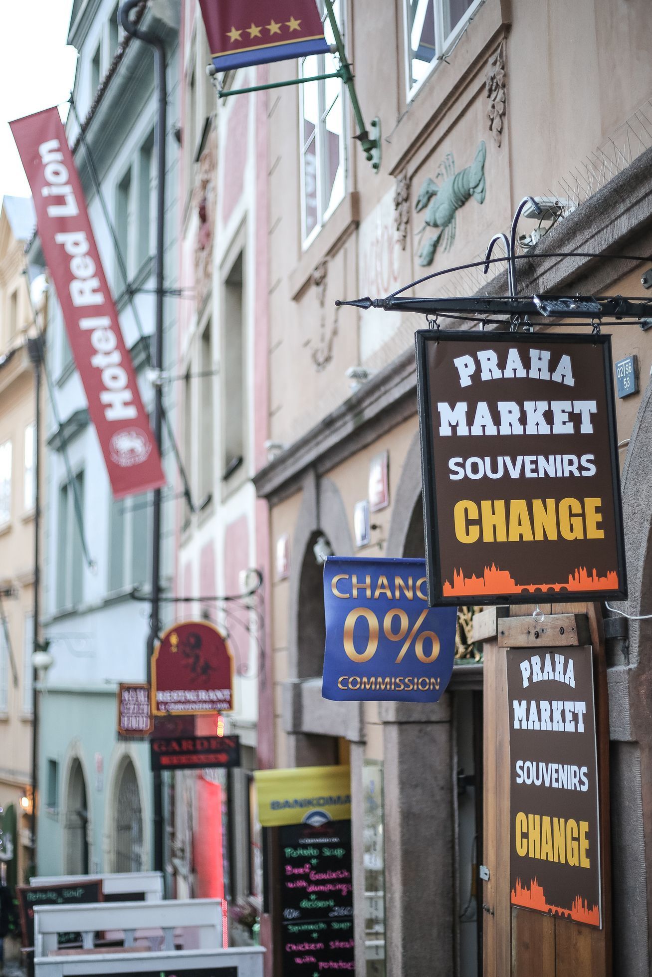 Reklama v městské památkové zóně v centru Prahy, vizuální smog