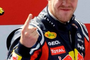 Velká cena Španělska: opět vítězný Vettel a krásné lodičky hostesek