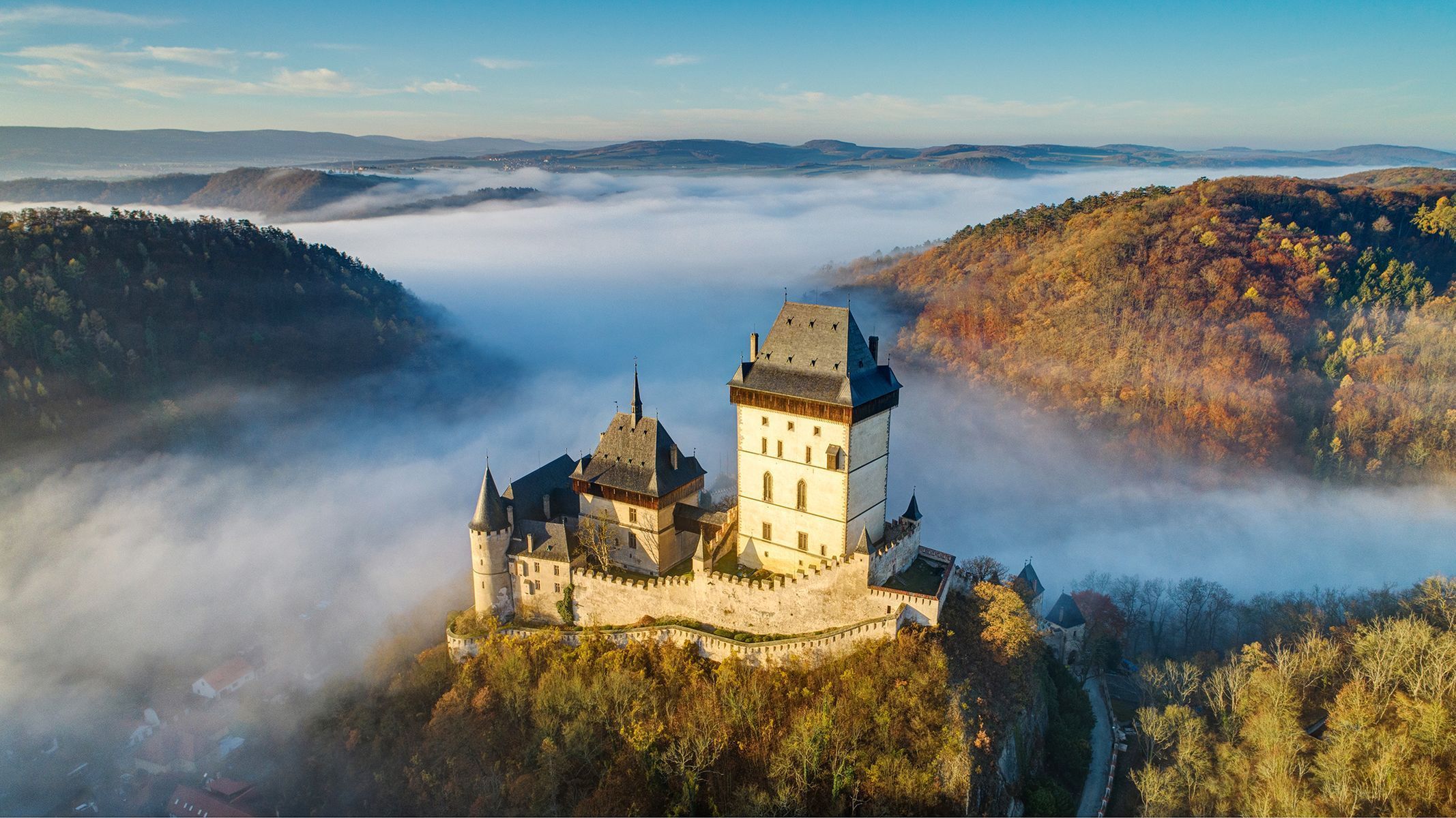 Fotogalerie / Karlštejn / Karlštejnu je už 665 let. Nejznámější hrad v Česku slaví výročí svého otevření.