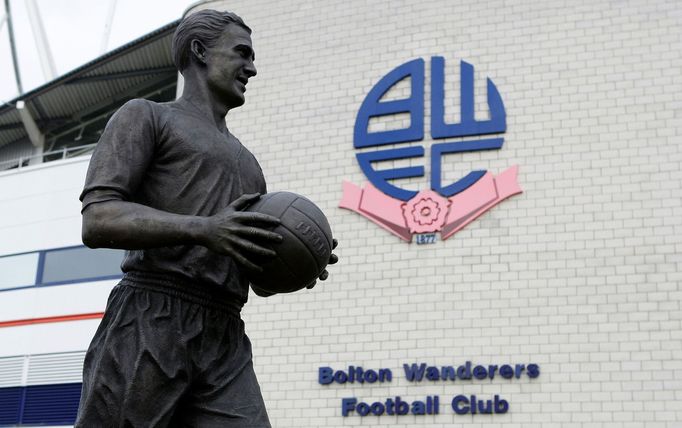 FILE PHOTO: Football Soccer - Bolton Wanderers v Burnley - Sky Bet Football League Championship - Macron Stadium - 27/2/16  General view of the Nat Lofthouse Statue outsi