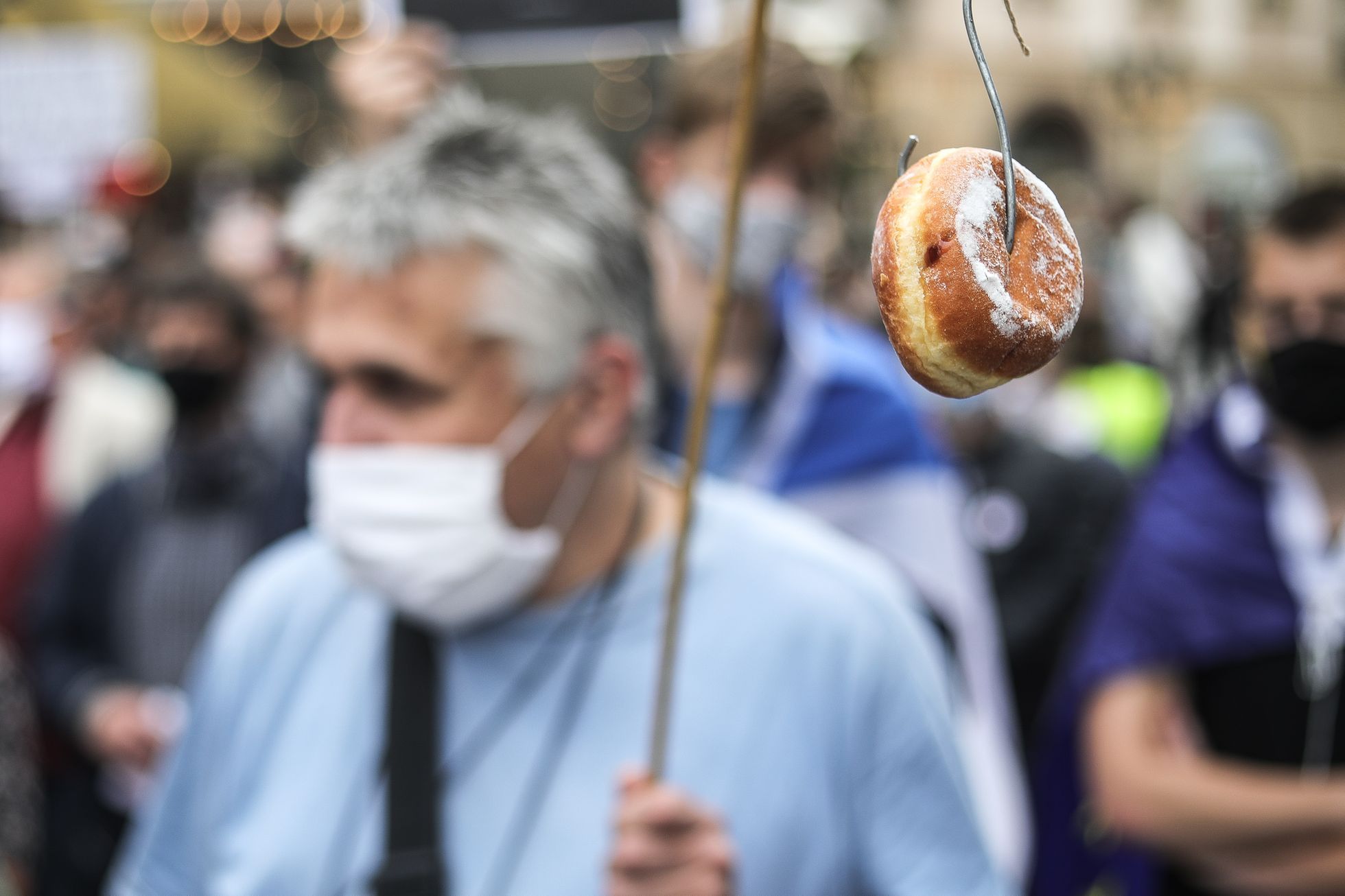 Demonstrace Milion chvilek pro demokracii - roušky, rozestupy, Andrej Babiš