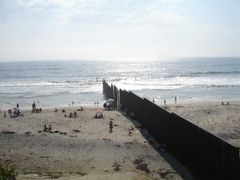 Pašeráky drog a zbraní nezastaví ani bariéry na mexicko-americké hranici.
