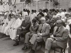 Komunističtí funkcionáři na tribuně při mši svaté