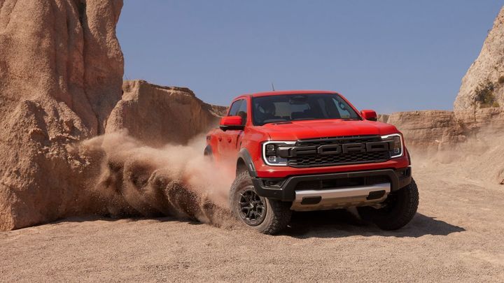 Naši zákazníci chtějí s autem řádit. Nový Ford Ranger přiburácí nejprve jako Raptor; Zdroj foto: Ford