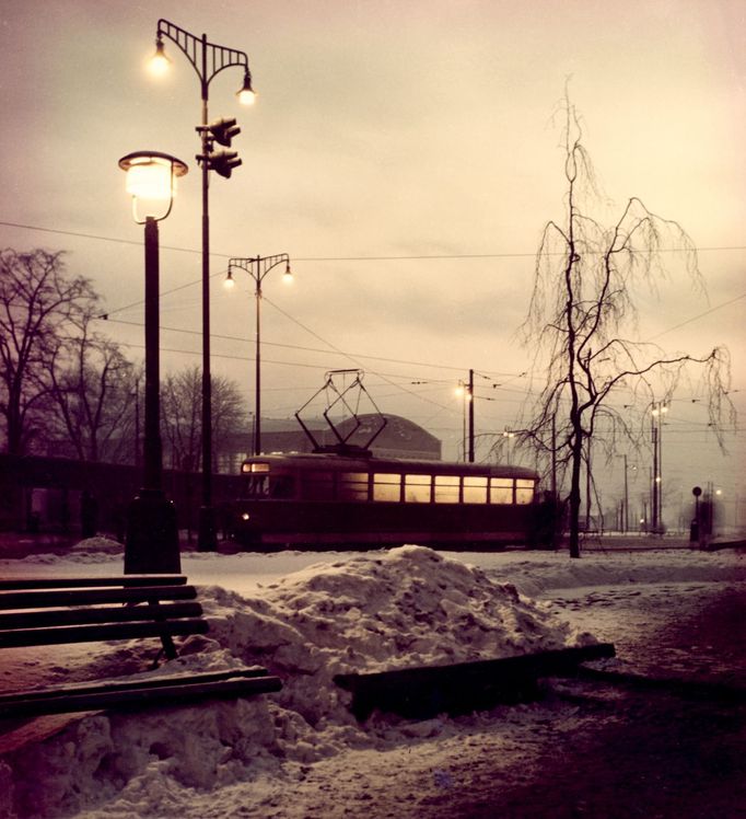 Tramvaj před výstavištěm Černá louka. Moravská Ostrava. Nedatováno (cca 60. léta 20. století)