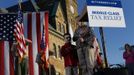 Kids and boy scouts stand during the Pledge of Allegiance before Republican presidential nominee Mitt Romney's town square campaign rally in Lancaster, Ohio October 12, 2012. REUTERS/Shannon Stapleton (UNITED STATES - Tags: POLITICS ELECTIONS USA PRESIDENTIAL ELECTION) Published: Říj. 13, 2012, 12:26 dop.