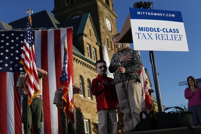 Kids and boy scouts stand during the Pledge of Allegiance before Republican presidential nominee Mitt Romney's town square campaign rally in Lancaster, Ohio October 12, 2012. REUTERS/Shannon Stapleton (UNITED STATES - Tags: POLITICS ELECTIONS USA PRESIDENTIAL ELECTION) Published: Říj. 13, 2012, 12:26 dop.