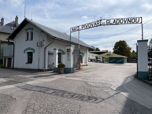 Novopacký pivovar zdobí historická brána.