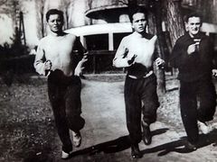 Odbojáři v plném tréninku. Bratři Mašínové a Milan Paumer (vpravo).