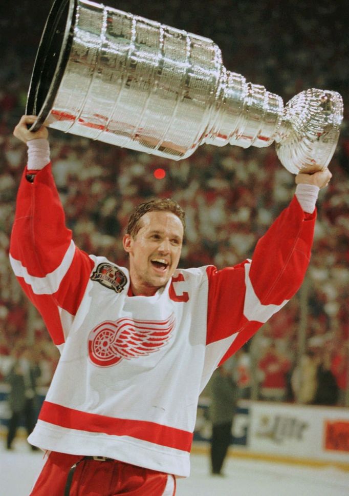 Steve Yzerman se Stanley Cupem v roce 1997