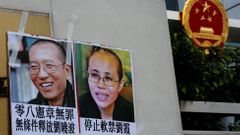 Snímek disidenta Liou Siao-poa a jeho manželky na demonstraci.