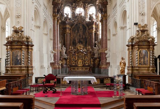 Před šesti lety Hábl nahradil oltářní obrazy v kostele Nejsvětějšího Salvatora svými malbami.