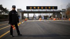 Jihokorejská bezpečnostní stráž hlídá silnici vedoucí do Kesongu