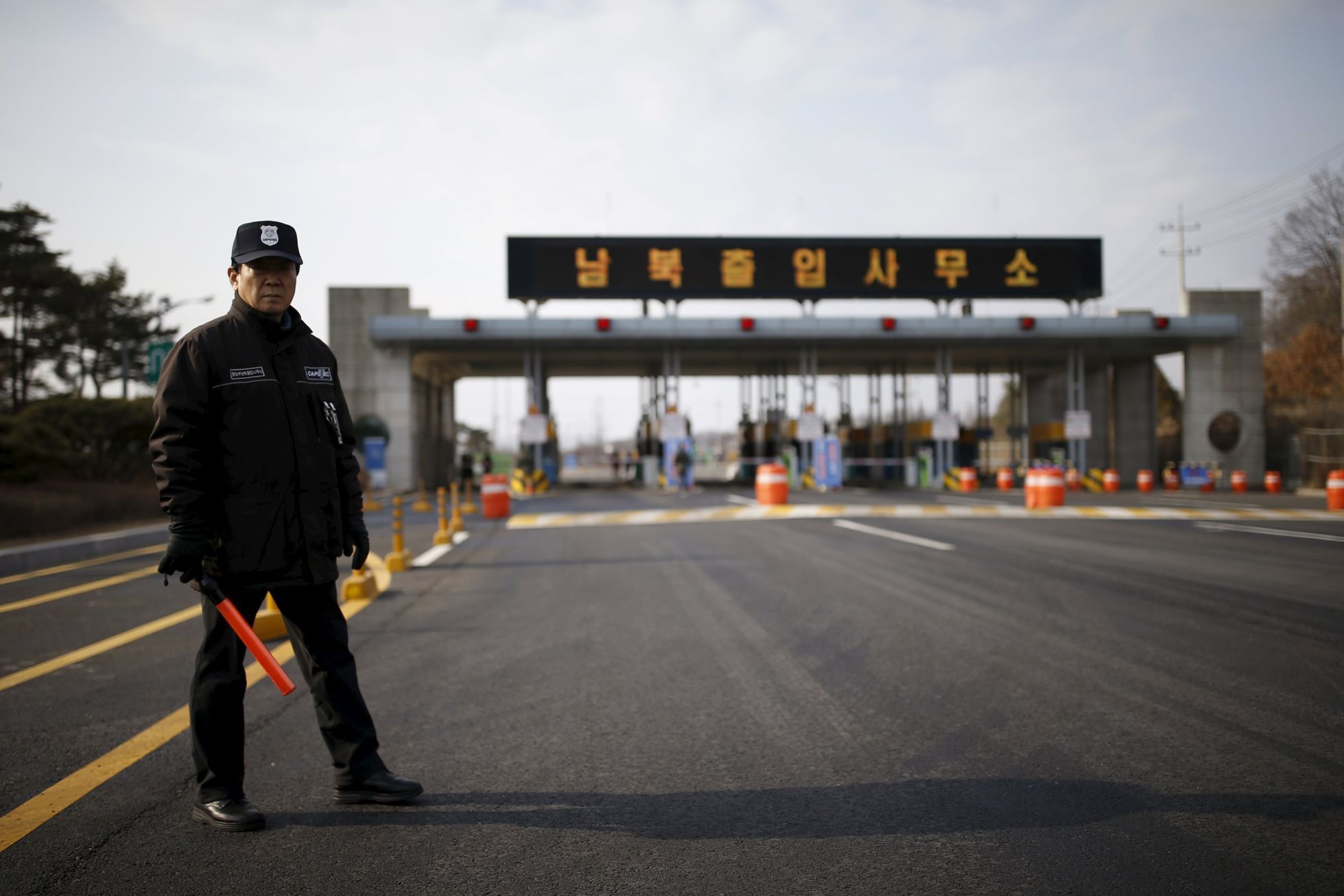Jihokorejská bezpečnostní stráž hlídá silnici vedoucí do Kesongu