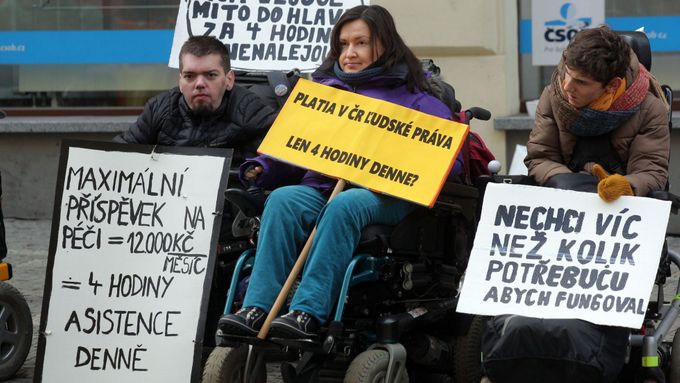 Foto: Lazaři na vozících demonstrovali za právo žít víc než čtyři hodiny denně