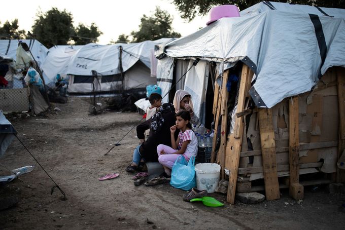 Rodina ve stanové části uprchlického tábora Moria na ostrově Lesbos.