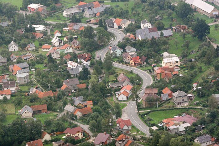 Znovu v podhůří Beskyd. Všechny cesty se podle pravítka napřímit nedají.