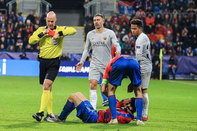 Viktoria Plzeň - AS Řím (Liga mistrů 2018-19): Červená karta pro Luca Pellegriniho