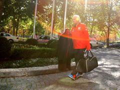 Trenér Brückner - ke sportovní tašce také oblek. Na středeční fotbalový zápas s Německem ho bude potřebovat