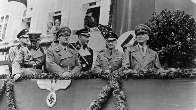 Německý ministr vnitra Wilhelm Frick (první zprava) v Sudetech v září 1938. Šéf SdP a činovník Německého turnerského svazu v Československu Konrád Henlein (druhý zprava).