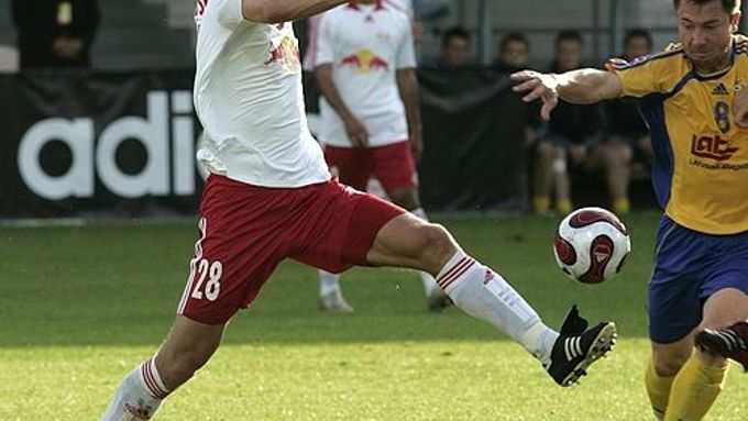 Rene Aufhauser z FC Salcburk (vlevo) se snaží přelstít hráče Ventspilsu Denisse Kacanovse.