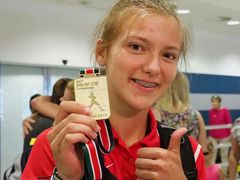 Takhle se patnáctiletá Barbora Malíková po příletu z Nairobi chlubila zlatou medailí.