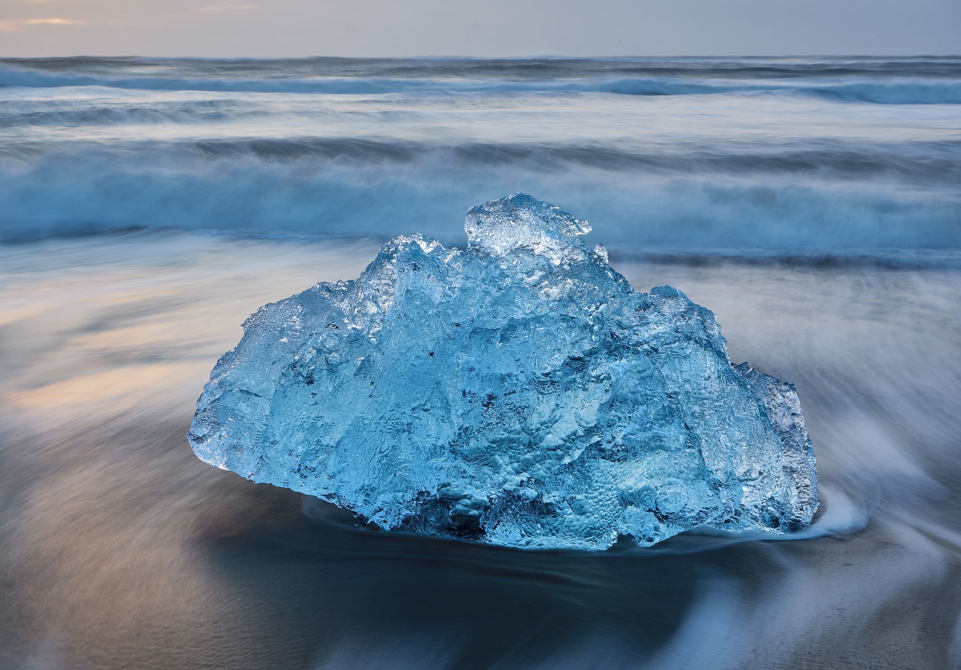 FOTO: Krásy Islandu objektivem fotografa Marka Ondráčka, Dvě tváře Islandu: Fotograf Ondráček o boji s živly a polární září, Magazín, fotogalerie
