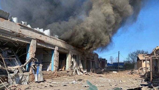 Následky ruských leteckých útoků v Charkovské oblasti na Ukrajině (10. 4. 2024)