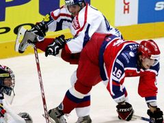 Miroslav Blaťák bojuje s Rusem Alexejem Škotovem před brankářem Romanem Málkem na libereckém turnaji Euro Hockey Tour.