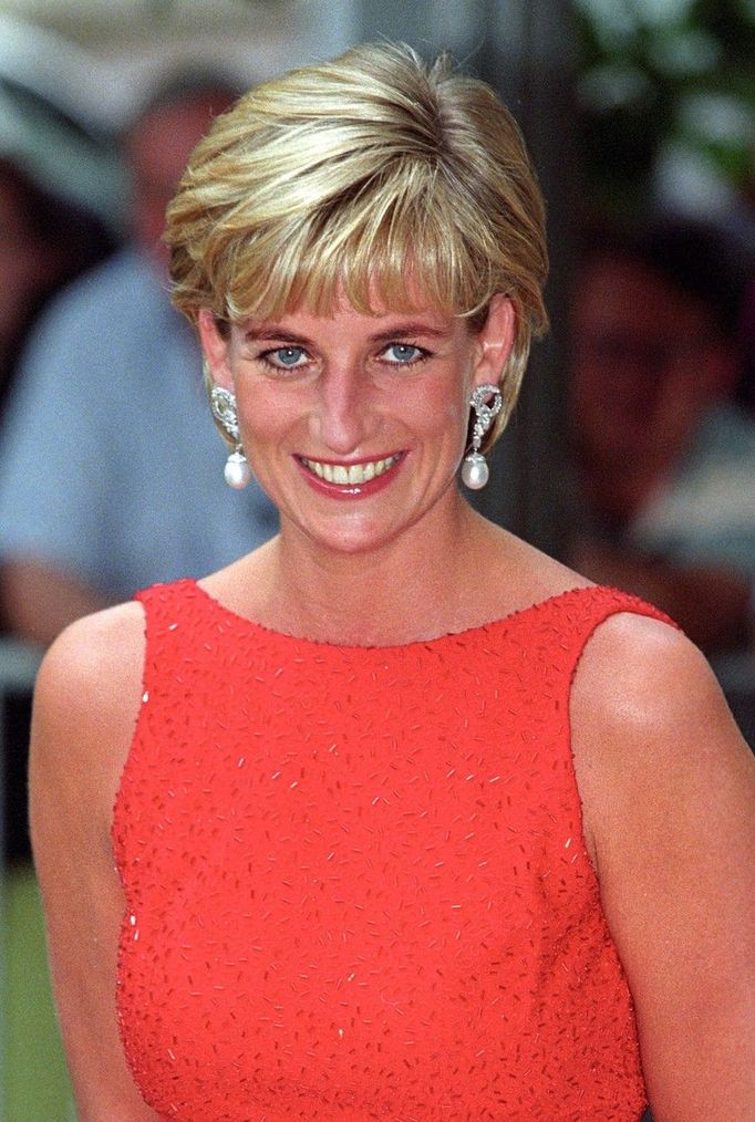 Princezna Diana na charitativním plese Amerického červeného kříže na pomoc obětem nášlapných min ve Washingtonu v USA. 15. 6. 1997