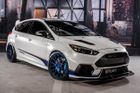 Ford Focus RS je vděčným předmětem pro tuningové firmy. Letos se v Las Vegas objevilo hned několik patřičně „vytuněných eres“. Podívejte se například na tento exemplář z dílen firmy Rouch. (Ne)nápadný pětidveřový hatchback nižší střední třídy skrývá motor vyladěný na 500 koní.