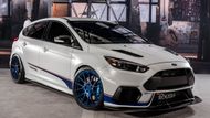 Ford Focus RS je vděčným předmětem pro tuningové firmy. Letos se v Las Vegas objevilo hned několik patřičně „vytuněných eres“. Podívejte se například na tento exemplář z dílen firmy Rouch. (Ne)nápadný pětidveřový hatchback nižší střední třídy skrývá motor vyladěný na 500 koní.