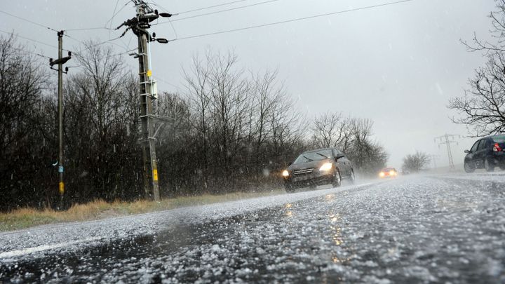 Česko zasáhnou silné bouřky s krupobitím, meteorologové rozšířili výstrahu pro Moravu