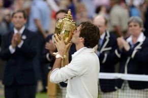 FOTO Federer se vrátil na wimbledonský i světový trůn