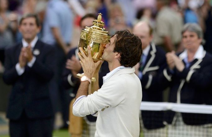 Švýcarský tenista Roger Federer se raduje z vítězství v utkání s Britem Andym Murraym ve finále Wimbledonu 2012.