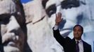 With the Mount Rushmore national memorial serving as a backdrop, keynote speaker and San Antonio, Texas Mayor Julian Castro waves while addressing the first session of the Democratic National Convention in Charlotte, North Carolina, September 4, 2012. REUTERS/Jim Young (UNITED STATES - Tags: POLITICS ELECTIONS) Published: Zář. 5, 2012, 3:37 dop.