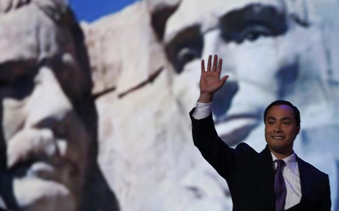 With the Mount Rushmore national memorial serving as a backdrop, keynote speaker and San Antonio, Texas Mayor Julian Castro waves while addressing the first session of the Democratic National Convention in Charlotte, North Carolina, September 4, 2012. REUTERS/Jim Young (UNITED STATES - Tags: POLITICS ELECTIONS) Published: Zář. 5, 2012, 3:37 dop.