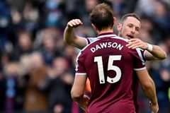 West Ham připravil Chelsea o první místo, zaváhání "Blues" využily City i Liverpool