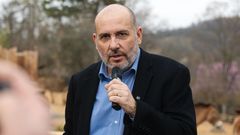 Pražská zoo, nová expozice a pavilon Gobi, koně převalského - ředitel zoo Miroslav Bobek