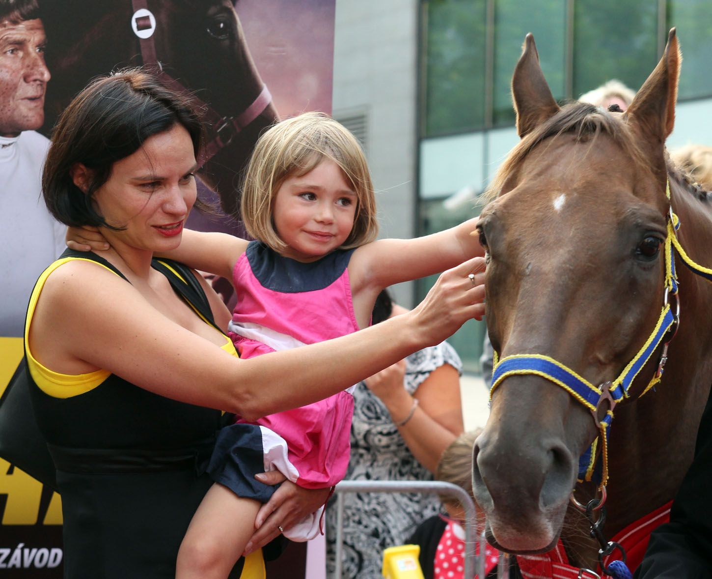 Český dostihový žokej Josef Váňa a jeho kůň Tiumen na premiéře dokumentárního filmu o jeho osobě.