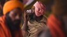 A sadhu, or Hindu holy man, drinks tea along the banks of the Ganges river ahead of the "Kumbh Mela" (Pitcher Festival), in the northern Indian city of Allahabad January 11, 2013. During the festival, Hindus take part in a religious gathering on the banks of the river Ganges. "Kumbh Mela" will return to Allahabad in 12 years. REUTERS/Ahmad Masood (INDIA - Tags: RELIGION FOOD TPX IMAGES OF THE DAY) Published: Led. 11, 2013, 10:09 dop.