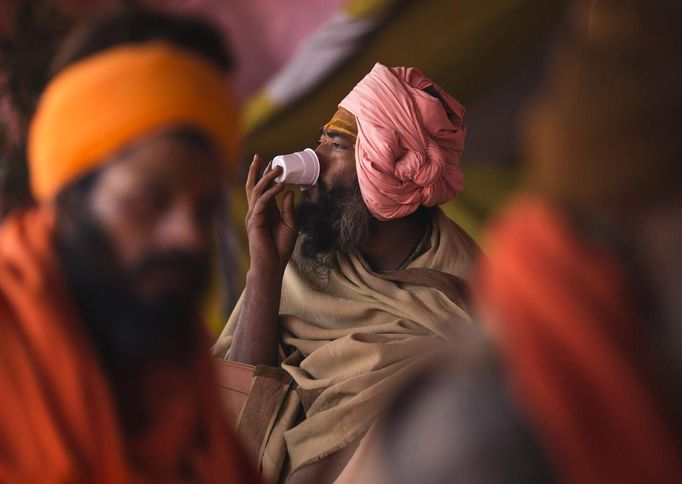 A sadhu, or Hindu holy man, drinks tea along the banks of the Ganges river ahead of the "Kumbh Mela" (Pitcher Festival), in the northern Indian city of Allahabad January 11, 2013. During the festival, Hindus take part in a religious gathering on the banks of the river Ganges. "Kumbh Mela" will return to Allahabad in 12 years. REUTERS/Ahmad Masood (INDIA - Tags: RELIGION FOOD TPX IMAGES OF THE DAY) Published: Led. 11, 2013, 10:09 dop.