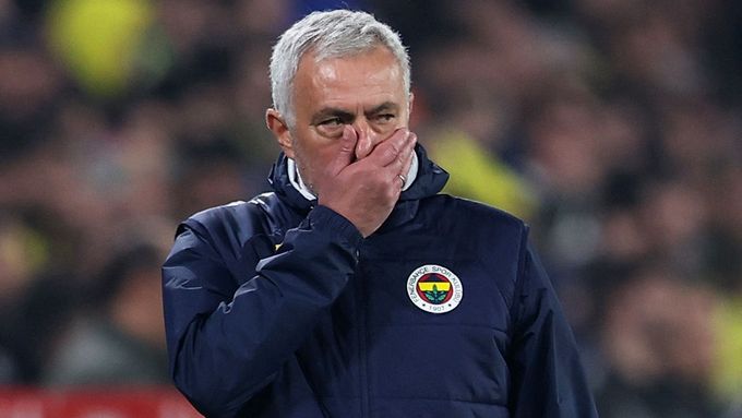 José Mourinho, trenér Fenerbahce Istanbul, chytil kouče Galatasaraye za nos