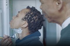 Nová reklama Gillette budí vášně, otec v ní učí holit se transgenderového syna