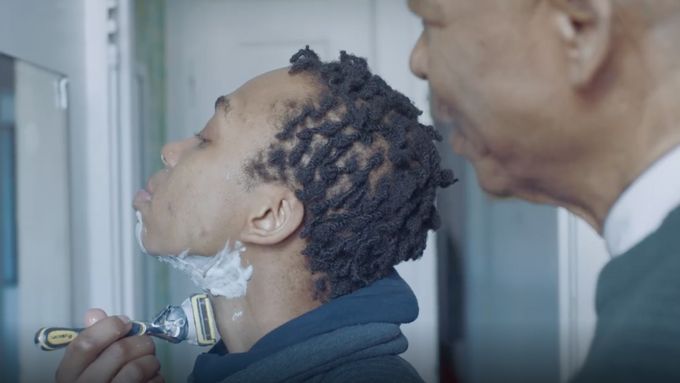 "Neboj se, holení je o sebedůvěře," říká v nové reklamě Gillette otec svému synovi.