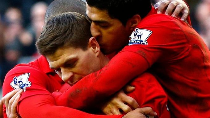 Gerrard a Suárez slaví gól Liverpoolu do sítě Swansea.