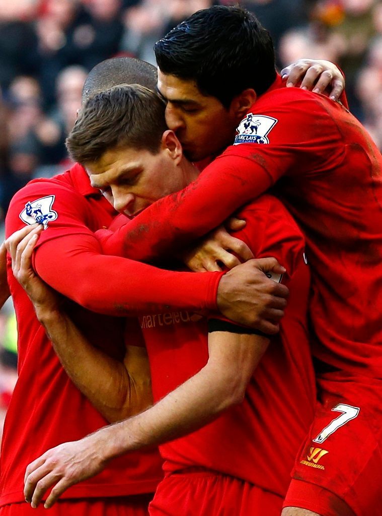 Gerrard a Suárez slaví gól Liverpoolu do sítě Swansea