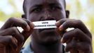 A man displays his ballot during a mock-vote for the U.S. presidential elections in the ancestral home of U.S. President Barack Obama in Nyangoma Kogelo, 430 km (367 miles) west of Kenya's capital Nairobi, November 6, 2012. REUTERS/Thomas Mukoya (KENYA - Tags: SOCIETY POLITICS ELECTIONS) Published: Lis. 6, 2012, 9:54 dop.