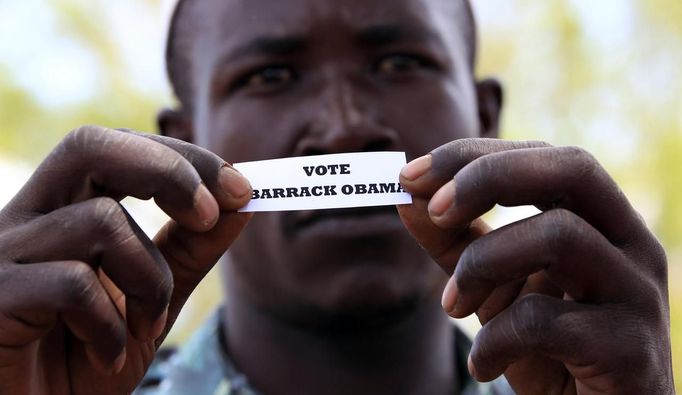 A man displays his ballot during a mock-vote for the U.S. presidential elections in the ancestral home of U.S. President Barack Obama in Nyangoma Kogelo, 430 km (367 miles) west of Kenya's capital Nairobi, November 6, 2012. REUTERS/Thomas Mukoya (KENYA - Tags: SOCIETY POLITICS ELECTIONS) Published: Lis. 6, 2012, 9:54 dop.